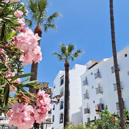 Beautiful Beachfront Newly Renovated 2 Bedroom Apartment With Swimming Pool And Garden San Luis de Sabinillas Eksteriør bilde
