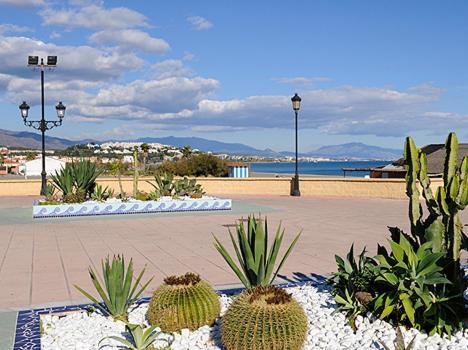Beautiful Beachfront Newly Renovated 2 Bedroom Apartment With Swimming Pool And Garden San Luis de Sabinillas Eksteriør bilde