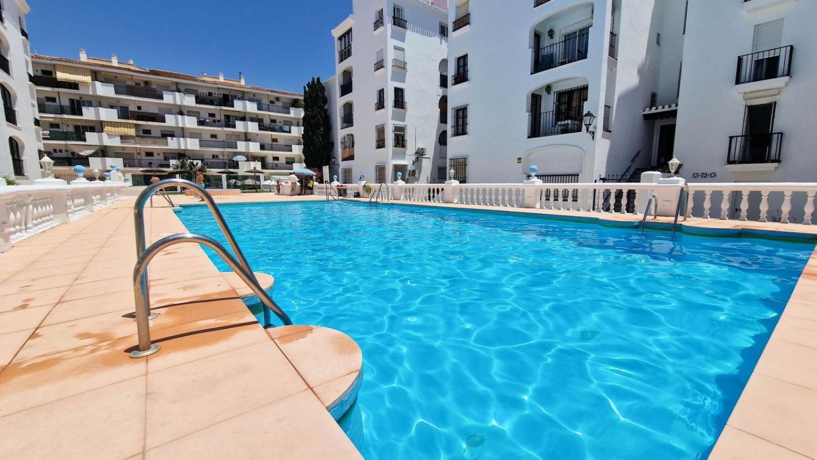 Beautiful Beachfront Newly Renovated 2 Bedroom Apartment With Swimming Pool And Garden San Luis de Sabinillas Eksteriør bilde