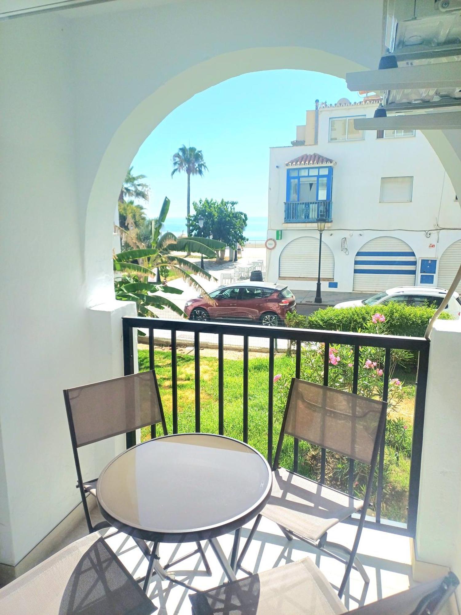 Beautiful Beachfront Newly Renovated 2 Bedroom Apartment With Swimming Pool And Garden San Luis de Sabinillas Eksteriør bilde